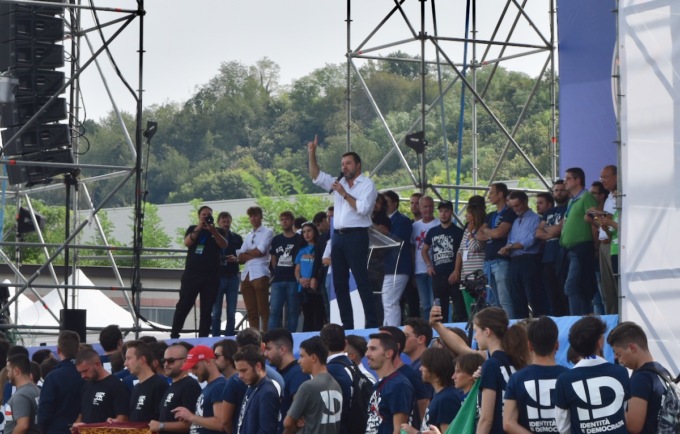 Lega, foto e video dal raduno di Pontida: Le Pen e Salvini lanciano “l’assalto” all’Europa