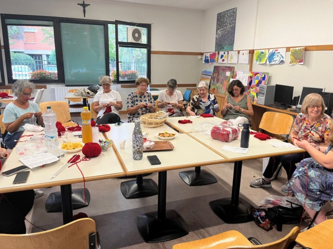 Scarpette rosse fatte a mano per combattere la violenza e promuovere l’inclusione