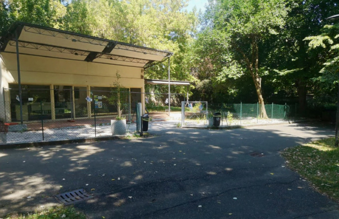 Al parco Suardi di Bergamo lo chalet-bar è chiuso e la fontanella è rotta