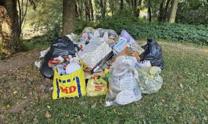 Quei pic-nic lungo il fiume a Nembro, con l'abbandono di una montagna di rifiuti