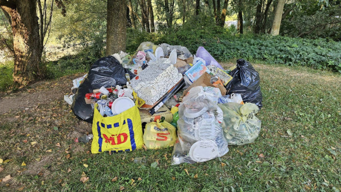 Quei pic-nic lungo il fiume a Nembro, con l’abbandono di una montagna di rifiuti