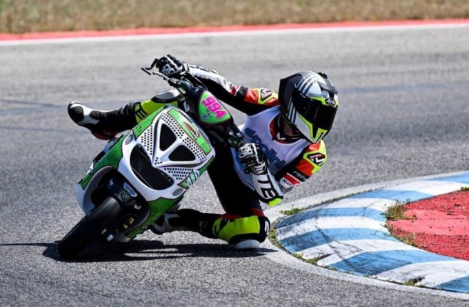 In piega sullo scooter: Simone Canali di Gandino sventola il Tricolore