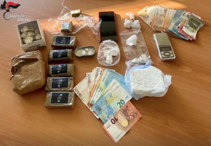 Cocaina e hashish sia in auto che a casa: arrestato 33enne marocchino a Bolgare