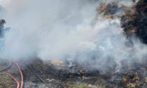 A fuoco le balle di paglia: incendio in cascina di Zanica, intervenuti i Vigili del fuoco