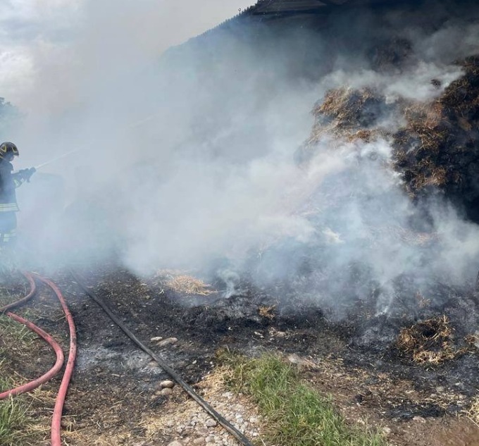 A fuoco le balle di paglia: incendio in cascina di Zanica, intervenuti i Vigili del fuoco