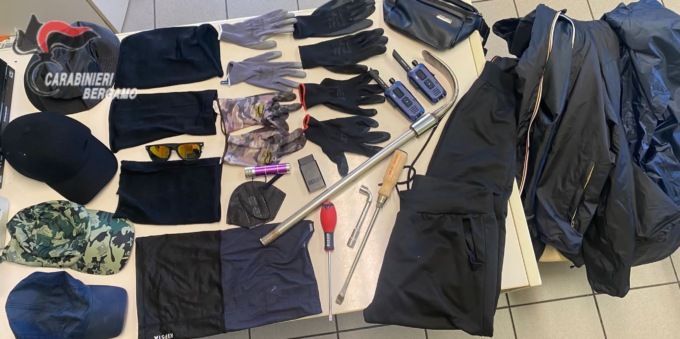 Carabinieri sventano una rapina in banca a Urgnano: i malviventi inseguiti e fermati