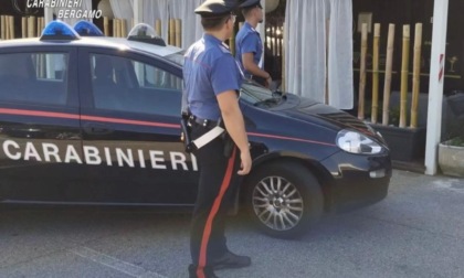 Rissa fuori da un bar a Mozzo, arrestati i due responsabili