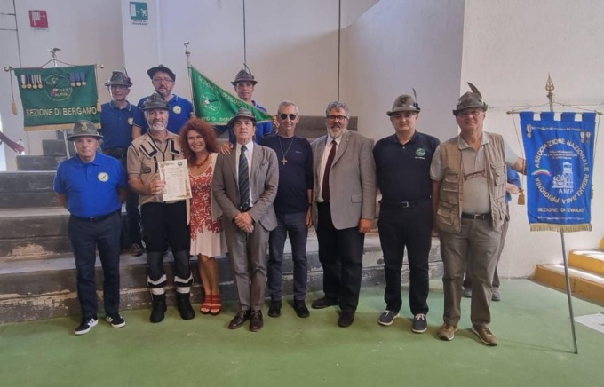 Salva la vita a un uomo colto da malore: menzione d’onore per alpino di Urgnano