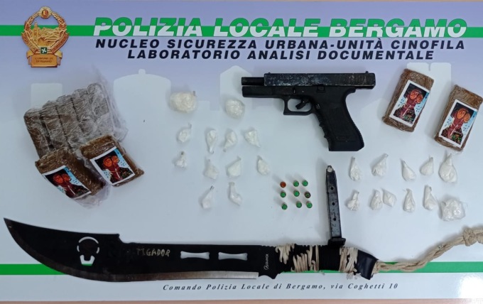 Scappano dalla polizia locale di Bergamo e si schiantano in auto: avevano con sé droga e armi