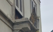 Fa manovra col camion e distrugge il balcone di Villa Rubini a Romano. Il sindaco: «Lo sistemeremo»