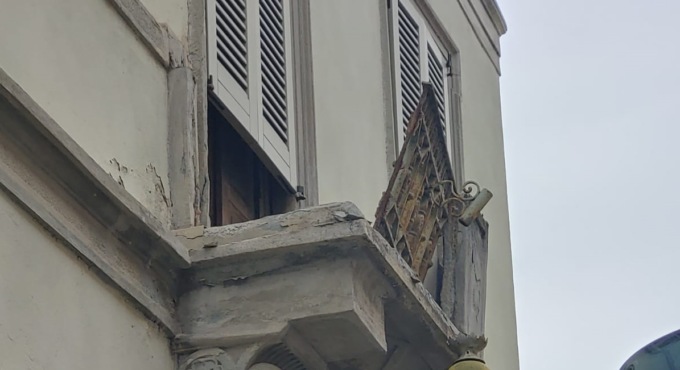 Fa manovra col camion e distrugge il balcone di Villa Rubini a Romano. Il sindaco: «Lo sistemeremo»