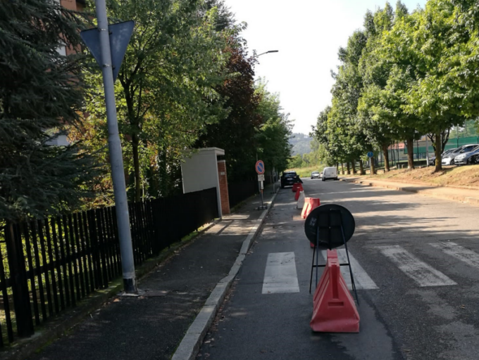 Lavori a Redona per allargare il marciapiede: scompaiono i posti auto, ma i residenti protestano