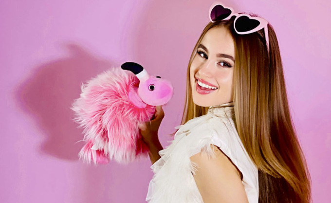 Chi è Charlotte M, la star dei social che presenta a Oriocenter il suo primo album