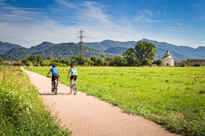 Lavori finiti alla Ciclovia del Romanico di Almenno San Bartolomeo. In arrivo la passerella per Paladina