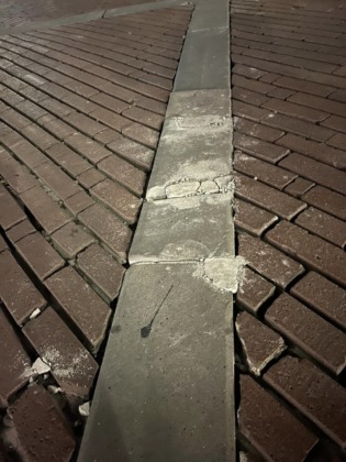 Danni in Piazza Vecchia per la piramide verde, il Comune: «Pagano gli organizzatori»