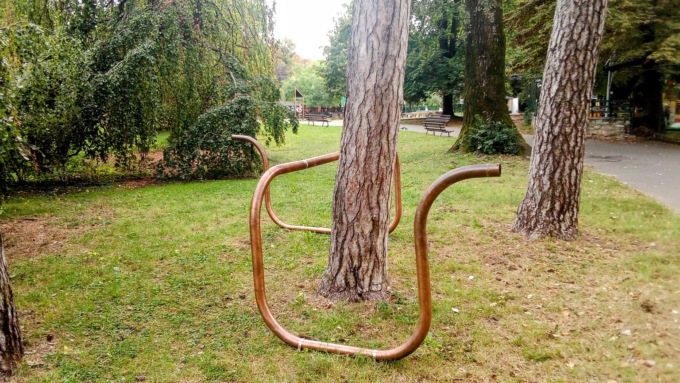 A processo per atti osceni al parco Suardi: si abbassa la zip pure davanti al giudice
