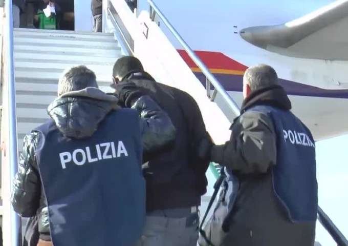 Dopo gli atti osceni anche a processo, espulso dall’Italia il maniaco dei parchi di Bergamo