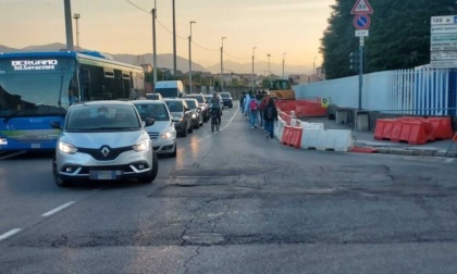 Cantiere per la pista ciclabile all'istituto Paleocapa, ma gli studenti finiscono sulla carreggiata