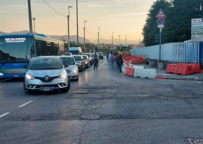 Cantiere per la pista ciclabile all’istituto Paleocapa, ma gli studenti finiscono sulla carreggiata