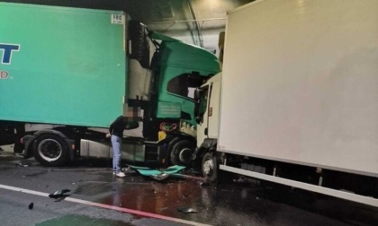 Schianto in galleria tra due camion e un'auto ad Albino: traffico paralizzato in Val Seriana