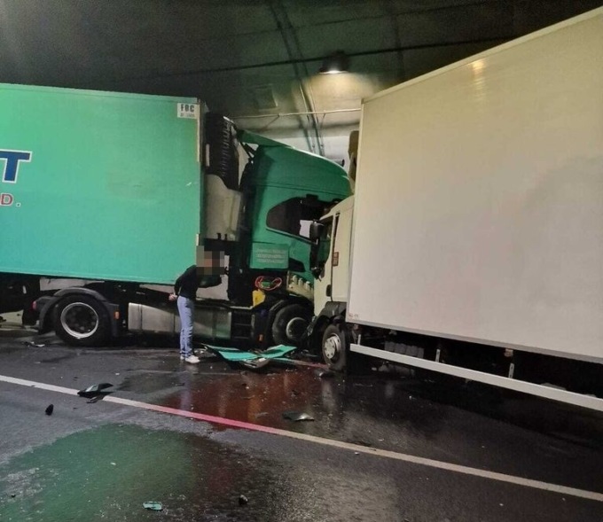 Schianto in galleria tra due camion e un’auto ad Albino: traffico paralizzato in Val Seriana