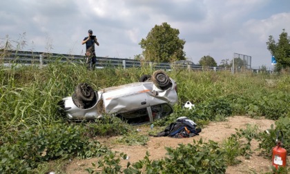 Auto vola fuori dalla tangenziale a Caravaggio e si schianta in un campo: grave il conducente