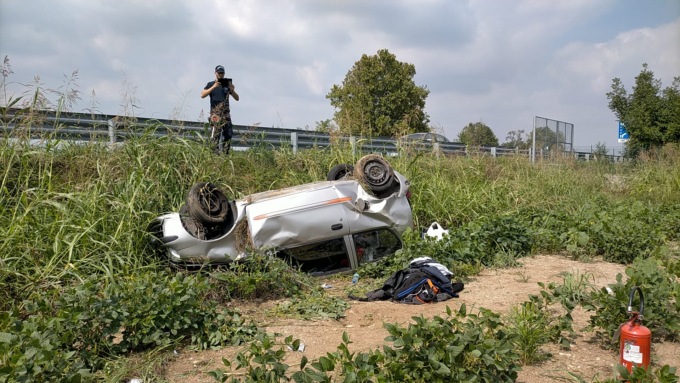 Auto vola fuori dalla tangenziale a Caravaggio e si schianta in un campo: grave il conducente