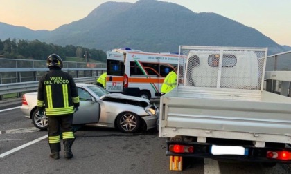 Scontro tra auto e furgone sulla statale 671 ad Albino: ferite tre persone, traffico bloccato