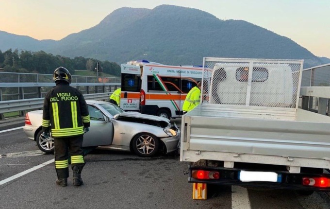 Scontro tra auto e furgone sulla statale 671 ad Albino: ferite tre persone, traffico bloccato