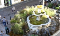 Il confronto tra la criticata piramide verde in Piazza Vecchia e la fontana valorizzata a Brescia