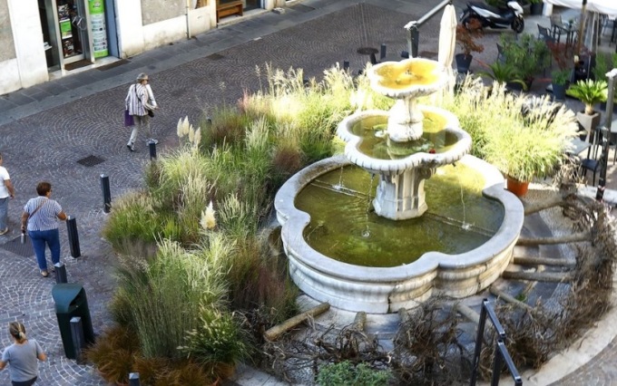 Il confronto tra la criticata piramide verde in Piazza Vecchia e la fontana valorizzata a Brescia