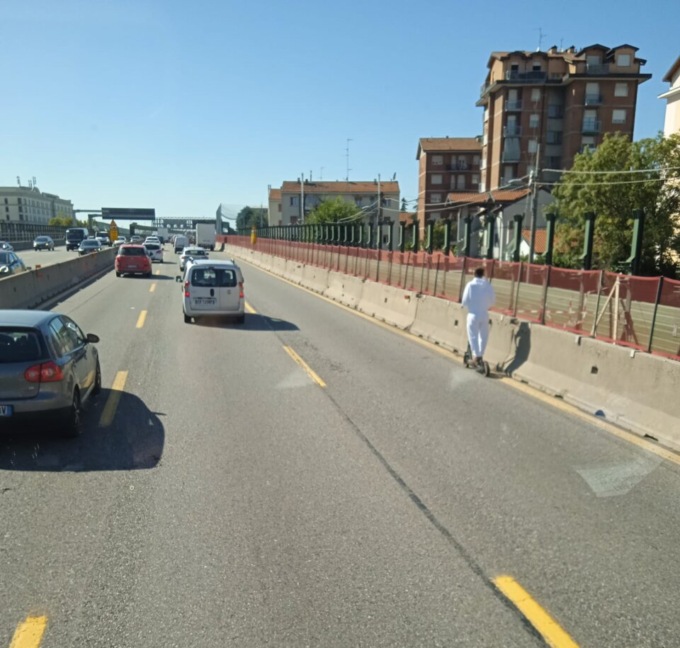 Con il monopattino sulla A4: «Indossava pure le cuffie… poteva causare una tragedia»