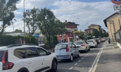 Traffico infernale in città, l'esasperazione a Pontesecco: «Ridateci i birilli!»