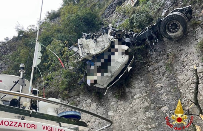 Tir precipita in una scarpata sul lago d’Iseo, morto l’autista