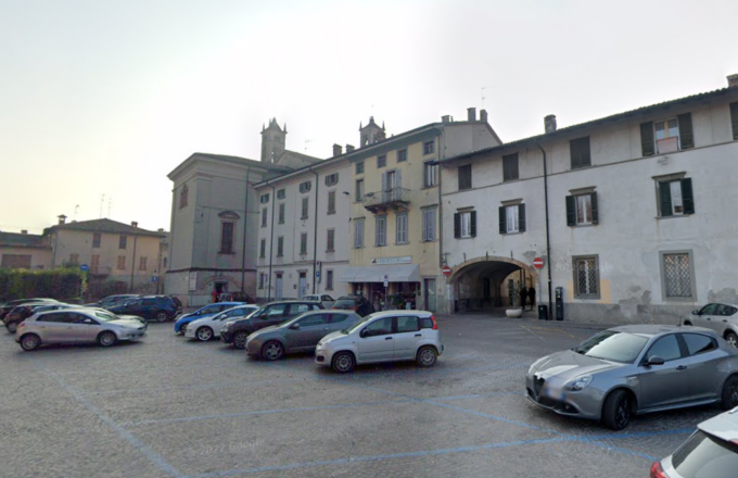 Alla guida di un furgone, ubriaco e senza patente, a Romano: multa da 5.100 euro e denuncia