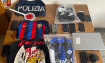 Maglie, ciabatte e telefoni tra gli oggetti sequestrati ai 7 indagati per la maxirissa in centro