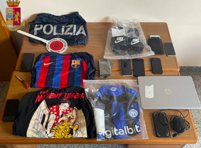 Maglie, ciabatte e telefoni tra gli oggetti sequestrati ai 7 indagati per la maxirissa in centro