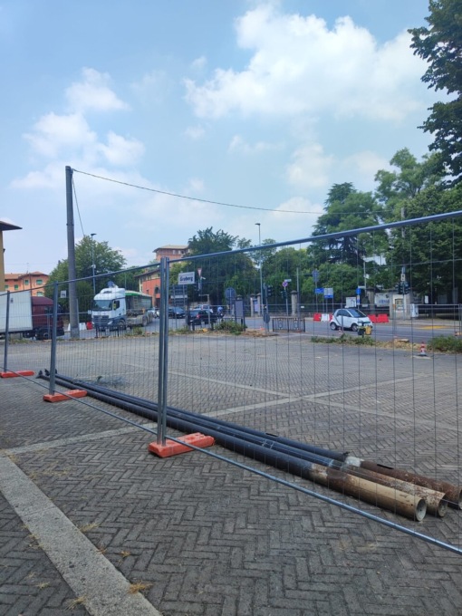 Basta semaforo fra via Italia e via Paderno a Seriate: continua il cantiere per la rotatoria