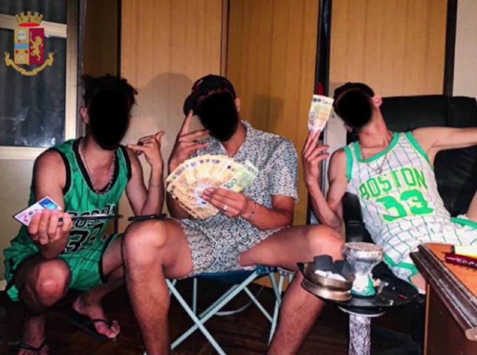 Arrestata banda di spacciatori della Valtellina, uno fermato a Boltiere. Nelle foto in posa come gangster