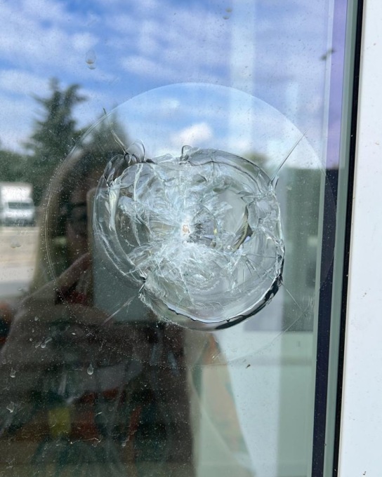 Centro civico di Bolgare preso a sassate, il Comune: «Sappiamo chi siete, presentatevi dalla Polizia locale»