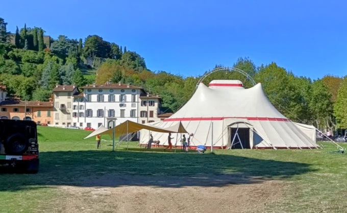 In Città Alta è arrivato il tendone del Circo Zoé (senza animali)