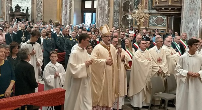 Il neo cardinale Pizzaballa sulla guerra in Israele: «Il mio cuore lacerato è in Terra Santa»