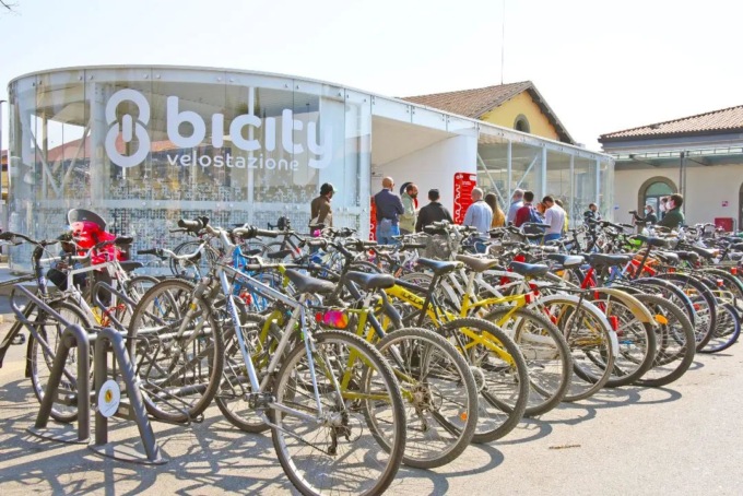 Nuovo colpo alla velostazione di piazzale Marconi: «Dovrebbe evitare i furti, ma così non è»