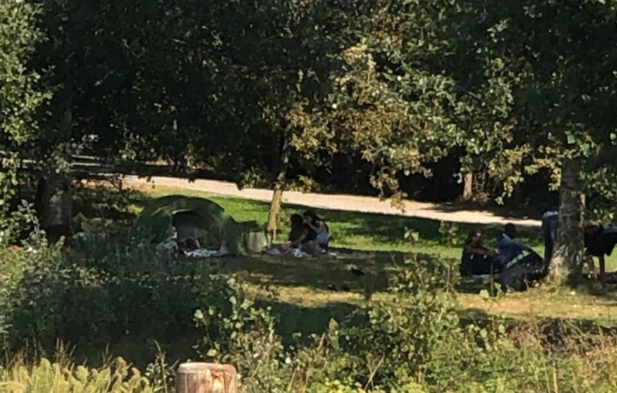 «Bivacchi, roghi, rifiuti e gente che orina»: i senzatetto nel parco tra Alzano e Villa di Serio