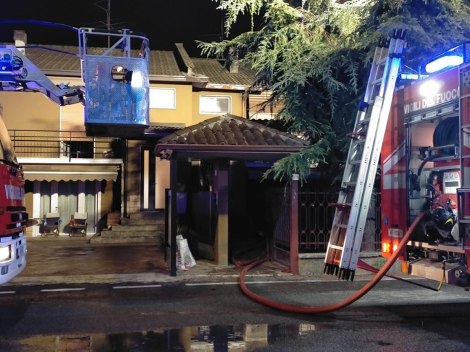Cologno, accende il camino per scaldarsi ma prende fuoco la casa: ricoverato per ustioni