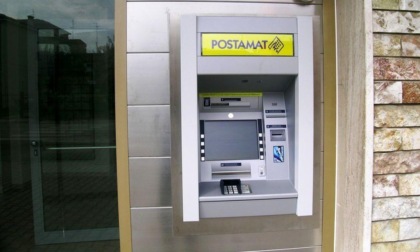 Madone, prelevano il bancomat delle Poste con un escavatore