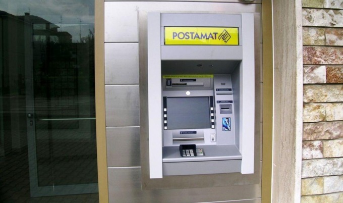 Madone, prelevano il bancomat delle Poste con un escavatore