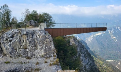 Dossena, la passerella panoramica a strapiombo è pronta: venerdì l'inaugurazione