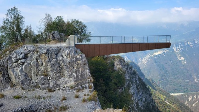 Dossena, la passerella panoramica a strapiombo è pronta: venerdì l’inaugurazione