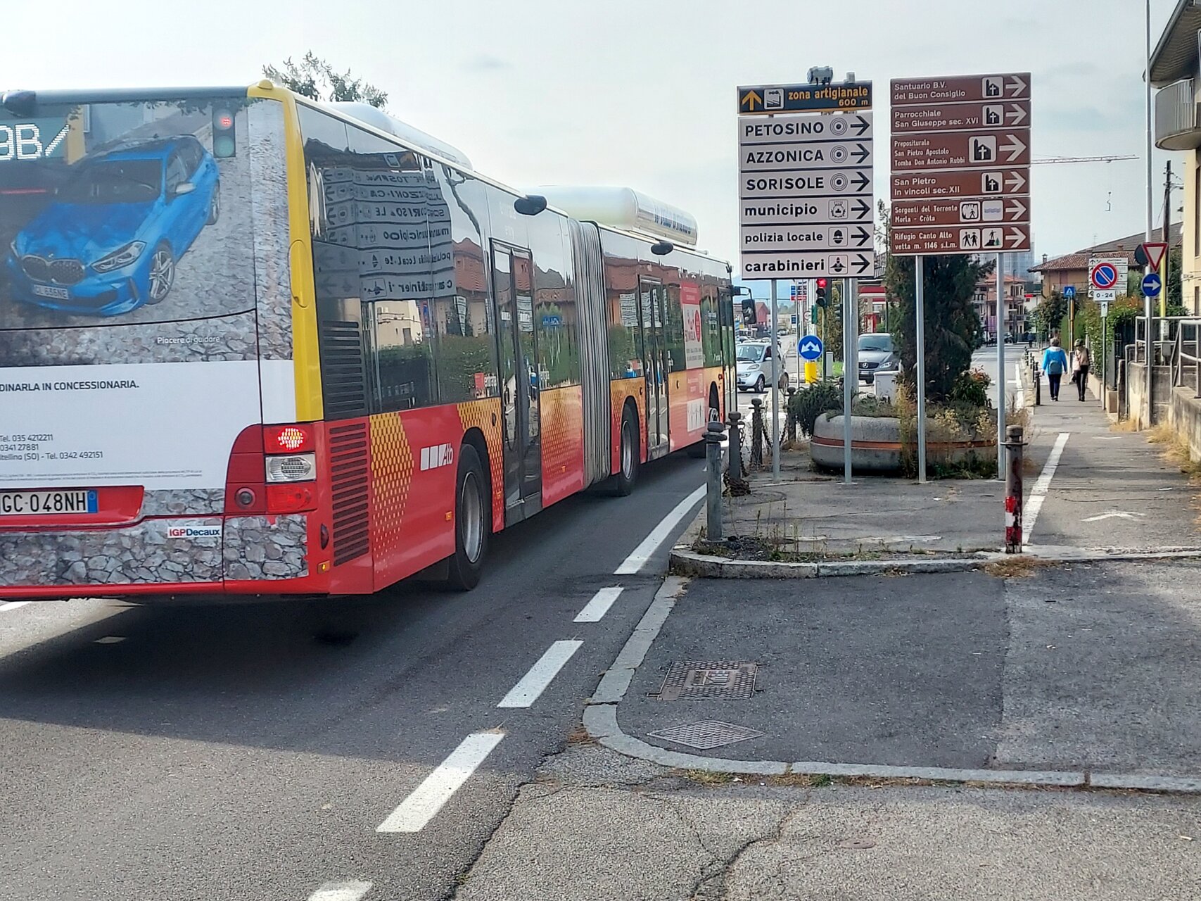 Autobus in svolta a destra a Petosino 01